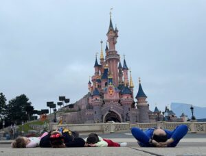 familia con niños frente al castillo